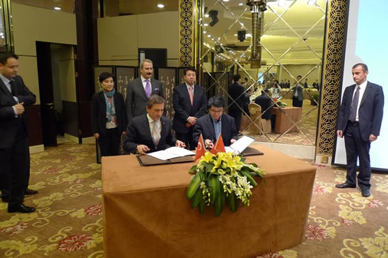 照片说明:后排左起:吴光玉、土耳其商务部长恰拉杨、浙江省副省长龚正。签约左起:土耳其出口商会主席拉伊姆、刘寅峰。
